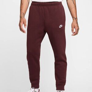 Nike Sportswear Club Fleece Joggers in Burgundy Crush